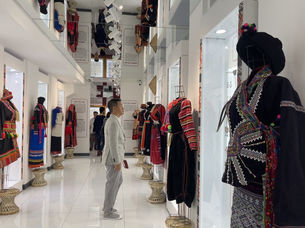 Exquisite brocade clothing preserving the unique culture of Vietnamese ethnic groups